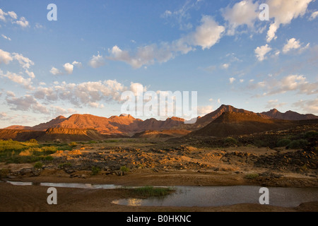 Landschaft am Fluss Aba Huab im Damaraland, Namibia, Afrika Stockfoto