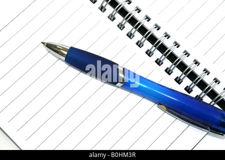 Blauen Stift auf die Spiralbindung Hinweis Buch-Papier Stockfoto