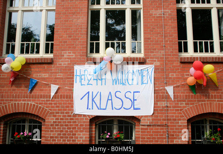 Banner, Welome erste Klasse Schüler hängen vor einer Schule in Berlin, Deutschland Stockfoto