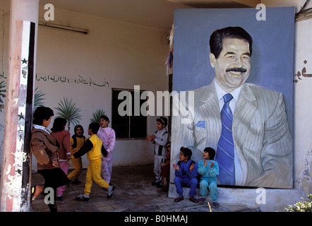 Kinder in einem Waisenhaus feiert die irakischen Präsidenten Saddam Hussein in Bagdad, Irak. Stockfoto