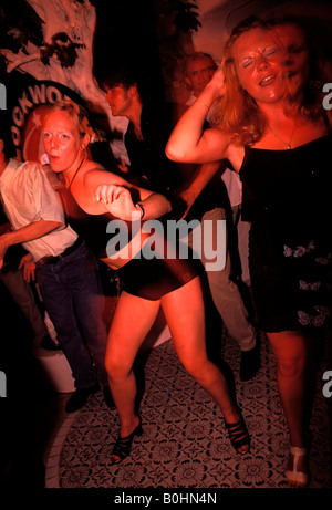 Urlauber, die tanzen in einem Nachtclub, Ibiza, Spanien. Stockfoto