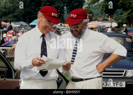 Zwei Kappe tragen Zuschauer an der Henley Royal Regatta, Henley-on-Thames, Oxfordshire, England. Stockfoto