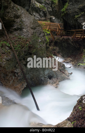 Holzsteg über die Stromschnellen der Wolfsklamm-Schlucht in der Nähe von Stans in Tirol, Austria, Europe Stockfoto