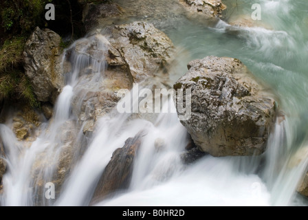 Wasser Rauschen über die Felsen in den Stromschnellen der Wolfsklamm-Schlucht in der Nähe von Stans in Tirol, Austria, Europe Stockfoto