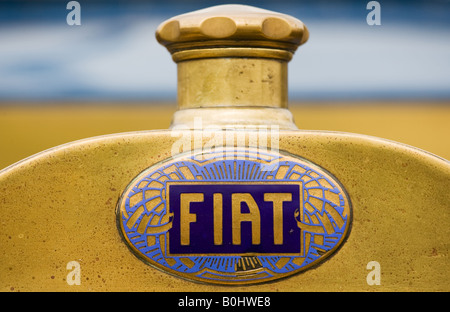 Fiat-Logo auf Oldtimer-Gloucestershire Vereinigtes Königreich Stockfoto