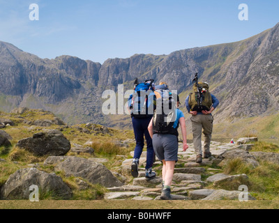 Menschen wandern auf einem Fußweg zu Cwm Idwal mit Teufels Küche jenseits in Snowdonia-Nationalpark im Sommer North Wales UK Großbritannien Stockfoto