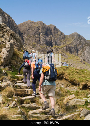 Gruppe von Menschen Wanderer Wandern auf steinigen Fußweg auf Aufstieg zur Küche des Teufels im Cwm Idwal in Snowdonia National Park. North Wales UK Großbritannien Stockfoto