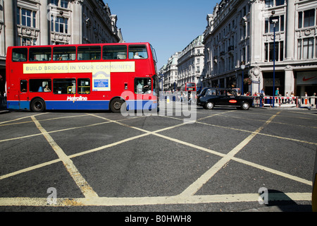 Bus und Taxi Kreuzung Oxford Circus auf der Oxford Street, London Stockfoto