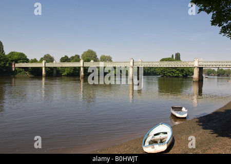 Kew Eisenbahnbrücke in Chiswick mit Jollen im Vordergrund Stockfoto