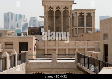 Dubai, Vereinigte Arabische Emirate (VAE). Auf dem Dach eines alten Hauses in der Altstadt von al Bastakiya, traditionelle Windtürme sorgen Belüftung Stockfoto