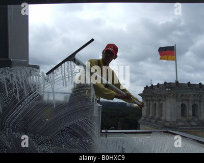 Mann Reinigung Fenster Reichstagskuppel, Berlin Stockfoto