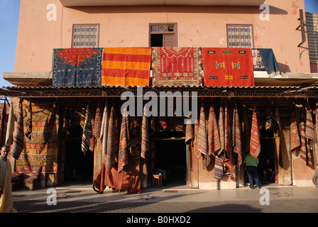 Wolldecken für Verkauf in den Souks, Marrakesch Marokko Stockfoto