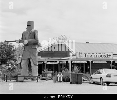 Riesiges Bildnis von Ned Kelly außerhalb Kate Kelly s Tea House Glenrowan Victoria Australien Stockfoto