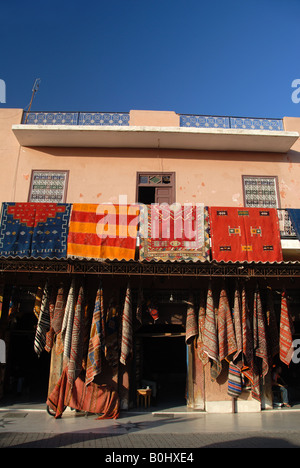 Wolldecken für Verkauf in den Souks, Marrakesch Marokko Stockfoto