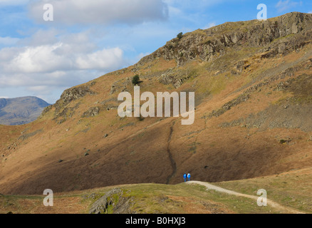 Zwei Wanderer auf Loughrigg fiel, in der Nähe von Ambleside, Nationalpark Lake District, Cumbria, England UK Stockfoto