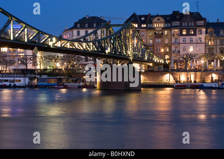 Die Eisernersteg-Fußgängerbrücke über Frankfurt s Mains Stockfoto