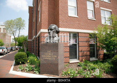 Statue von George Washington in der Nähe von The George Washington University, Washington DC, USA Stockfoto