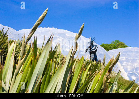 Riesige Metall Skulptur Pflüger vor der Regenwald (feuchte Themen) Biome im Eden Project, Cornwall. Stockfoto