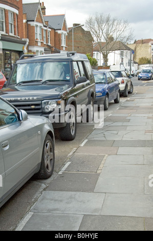 Parken auf Gehweg Harringay London England UK Stockfoto