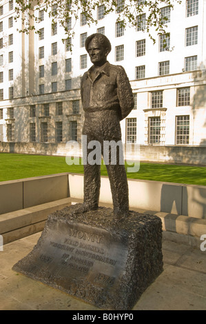 Oscar Nemons Statue des Viscount Montgomery in Whitehall, London, England, UK. Stockfoto