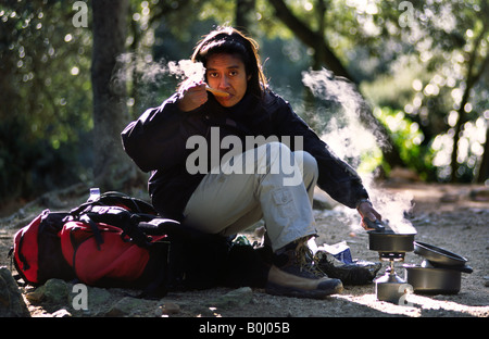 Frau auf einem Campingkocher kochen. Stockfoto