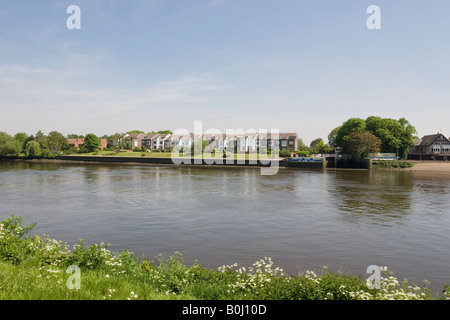 Chiswick Quay Marina Riverside Entwicklungen aus der Themse-Pfad in der Nähe von Mortlake betrachtet Stockfoto