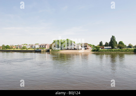 Chiswick Quay Marina und Ruderclub mit Riverside Entwicklungen aus der Themse-Pfad in der Nähe von Mortlake betrachtet Stockfoto