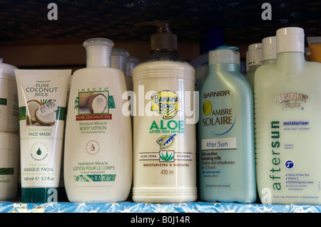 Nach Sonnencreme auf Regal in Apotheke Apotheke Stockfoto