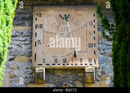 Wand aus dem Sonnenuhr aus dem Jahre 1775 St Lawrences Kirche von Eyam im Peak District in Derbyshire Stockfoto