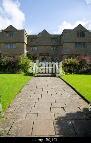 Blick auf den Eingang Eyam Hall am Eyam im Peak District in Derbyshire, England Stockfoto