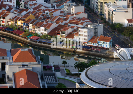 Singapur River mit am Flussufer Geschäfte Stockfoto