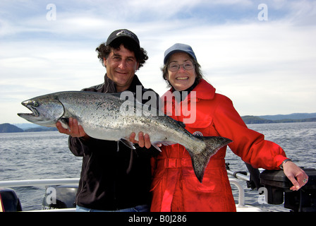 Guide und zufriedener Kunde mit einem feinen Vorsaison Chinook Lachs von Castle Point in der Nähe von Port Hardy. Stockfoto