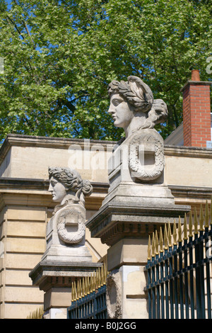 Skulptur am Eingang zum Collège de France Paris France Stockfoto