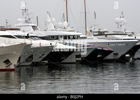 Bild von Paul Grover Pic zeigt Luxus-Yachten in den alten Hafen von Cannes an der Südküste Frankreichs Stockfoto