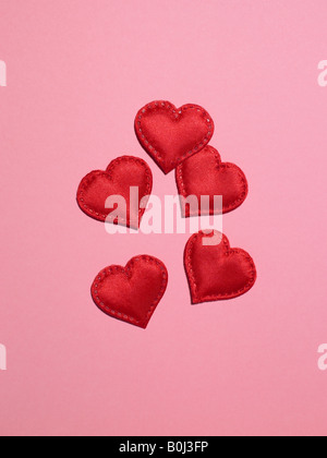 Herzen auf rosa Hintergrund Stockfoto