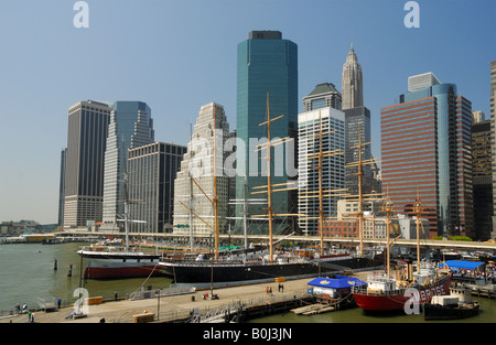 Schiffe und Gebäude in South Street Seaport in New York Stockfoto