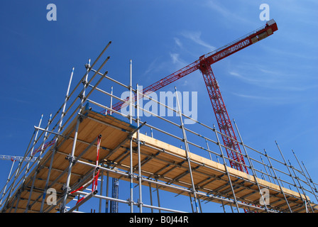 Gerüst auf Baustelle gegen blauen Himmel Stockfoto