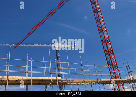 Gerüst auf Baustelle gegen blauen Himmel Stockfoto