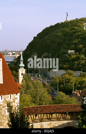 Ansicht des Gellért-Hügel mit der Zitadelle an der Spitze vom Königspalast entfernt (die im Vordergrund angezeigt wird). Budapest - Ungarn. Stockfoto