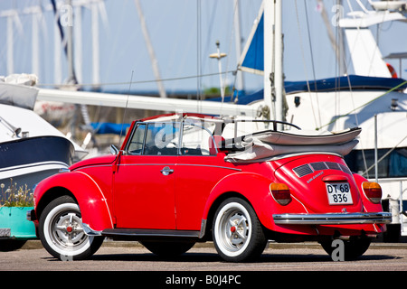 VW Käfer Cabrio im Hafen Stockfoto