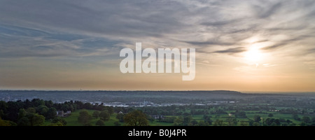 Ein Goldener Sonnenuntergang über Macclesfield (Cheshire) und die umliegende Landschaft mit Wolkenfetzen. Von einem Aussichtspunkt in den Hügeln genommen. Stockfoto