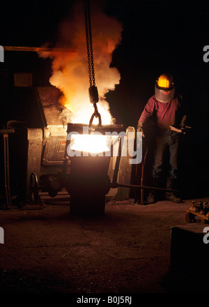 Mann arbeitet in Stahlgießerei Stockfoto