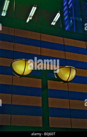 Zwei äußere Einkaufszentrum Lampe leuchtet Stockfoto