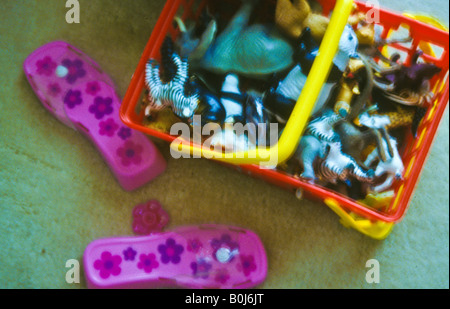 Childrens Plastikspielzeug in Familie garage Stockfoto