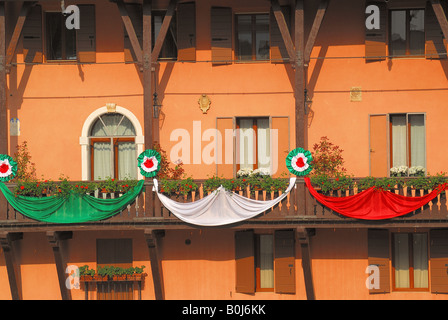 81. Alpini National Versammlung. Bassano del Grappa, Italien, Mai 10.09.11 2008. Ein Balcovy geschmückt mit der italienischen Trikolore Stockfoto