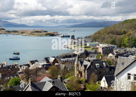 Blick über Oban, in Richtung Mull, mit der Kathedrale, in der Nähe der Fähre gezeigt Stockfoto