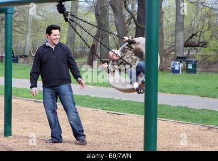 Vater und Sohn genießen einen Tag im Park. Stockfoto