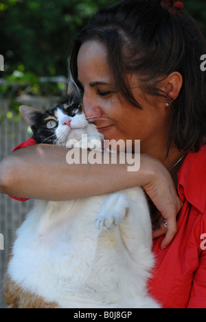 Frau Holding Katze Stockfoto
