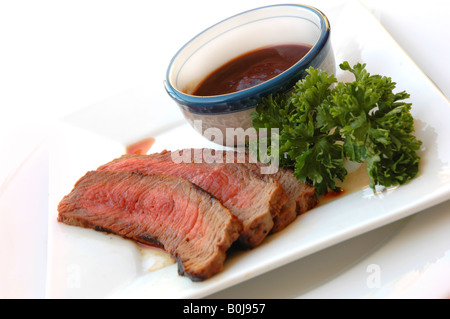 In Scheiben geschnitten Steak auf dem Teller mit Barbecue-sauce Stockfoto