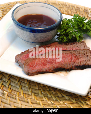 In Scheiben geschnitten Steak auf dem Teller mit Barbecue-sauce Stockfoto